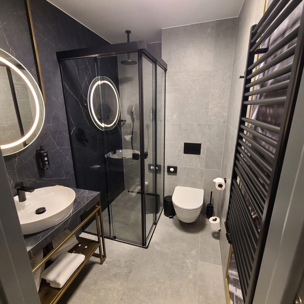 Garamond, Tribute Portfolio Bathroom
