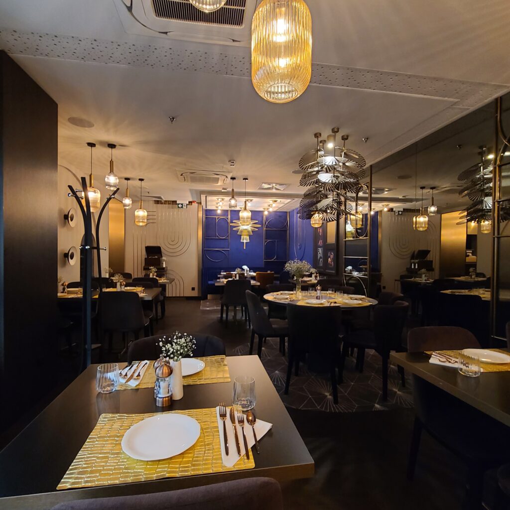 Marriott's Autograph Collection vs. Tribute Portfolio Brands 6 Garamond, Tribute Portfolio Kuryer Restaurant