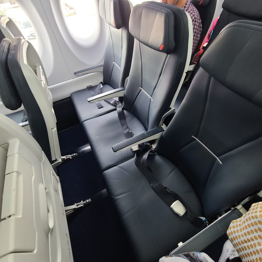 Review: Air France Airbus A220-300 Economy Class (FCO-CDG) 7 Air France Airbus A220-300 Economy Class D-E-F Seats