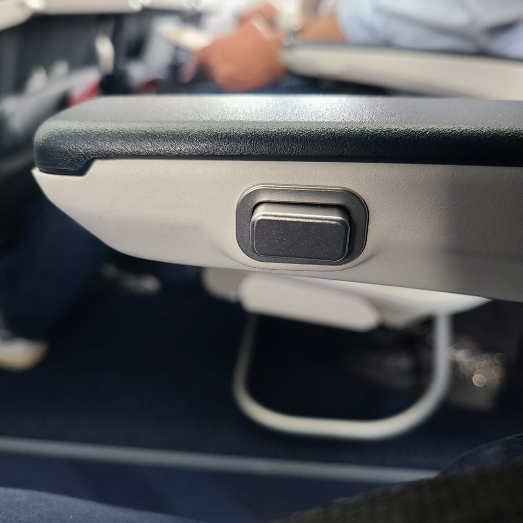 Review: Air France Airbus A220-300 Economy Class (FCO-CDG) 12 Air France Airbus A220-300 Seat Recline Button