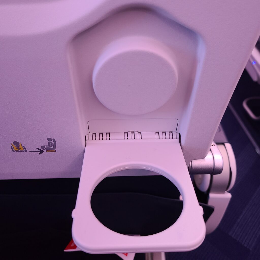 Review: Air France Airbus A220-300 Economy Class (FCO-CDG) 11 Air France Airbus A220-300 Cup Holder
