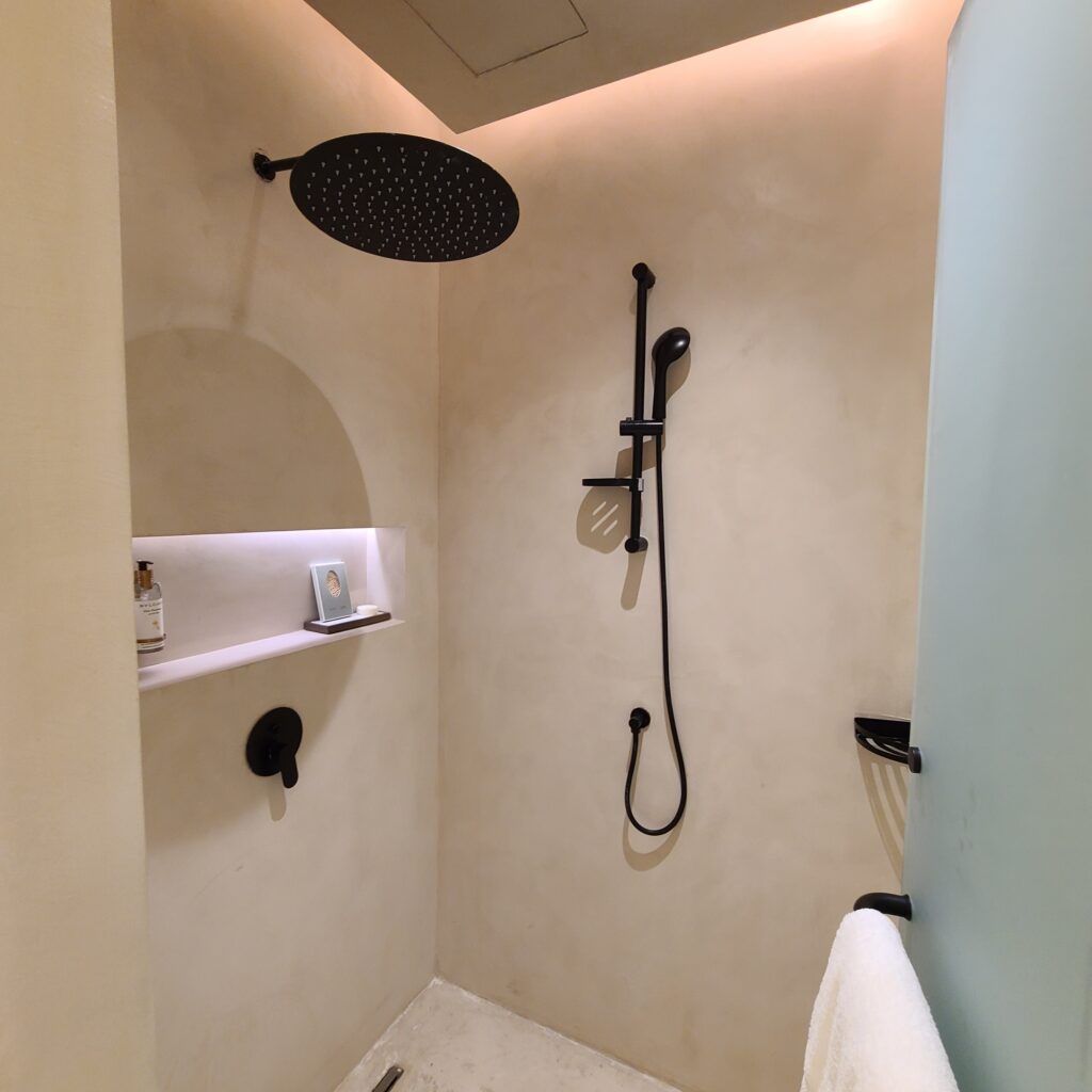 Katara Hills Doha, Hilton LXR Shower