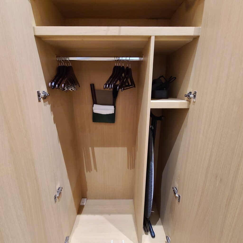 Katara Hills Doha, Hilton LXR Master Bedroom Closet