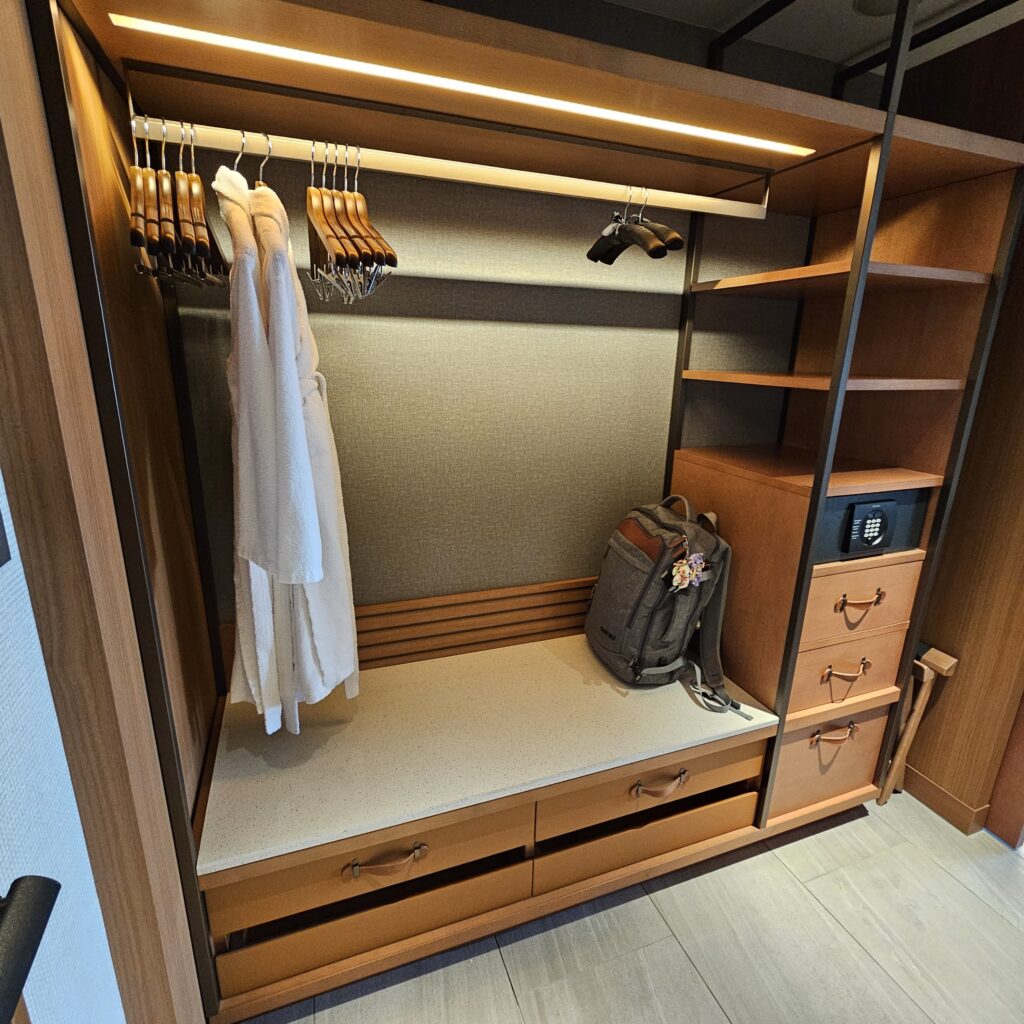 InterContinental Yokohama Pier 8 Classic Room Storage Space