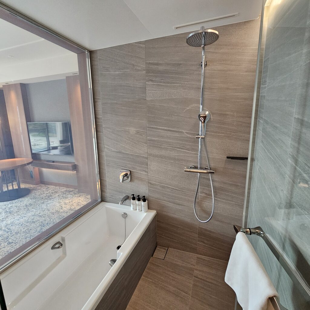 InterContinental Yokohama Pier 8 Wet Room (Shower & Bathtub)