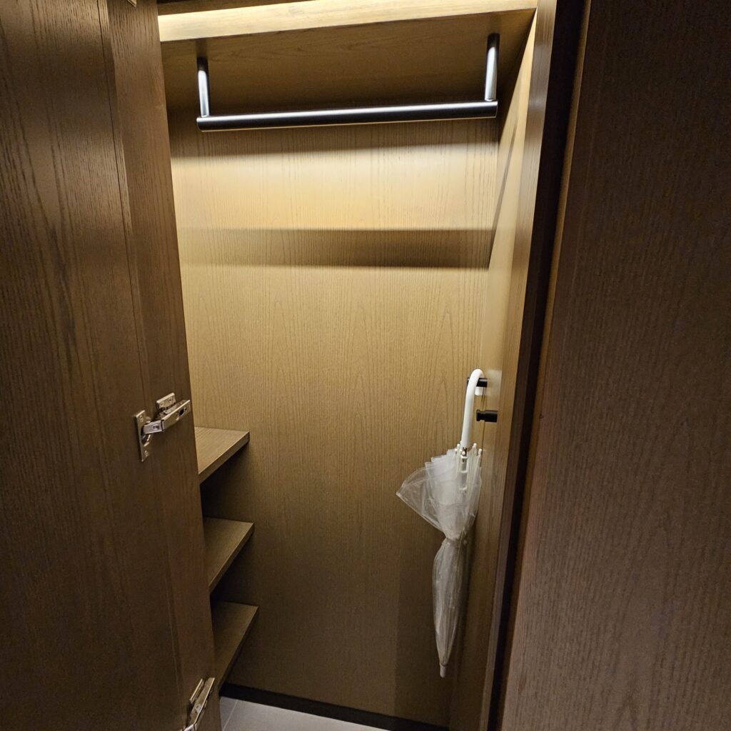 Sakurajima Suite Foyer Closet