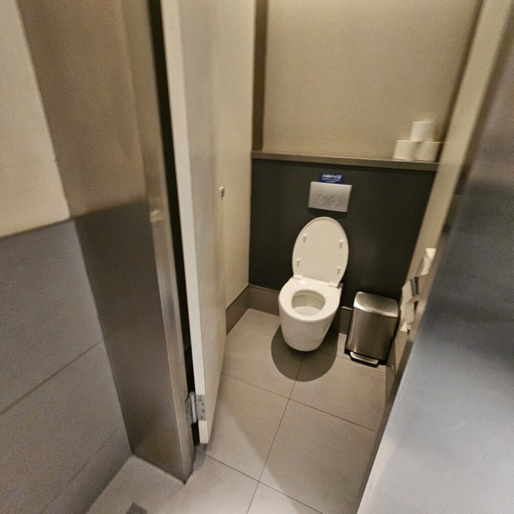 Review: Taipei Songshan Airport VIP Lounge (TSA) 7 Taipei Songshan VIP Lounge Toilet
