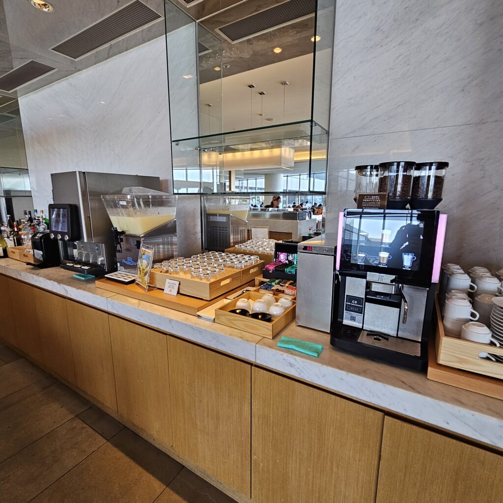 JAL Sakura Lounge NRT Lower Floor Drink Station