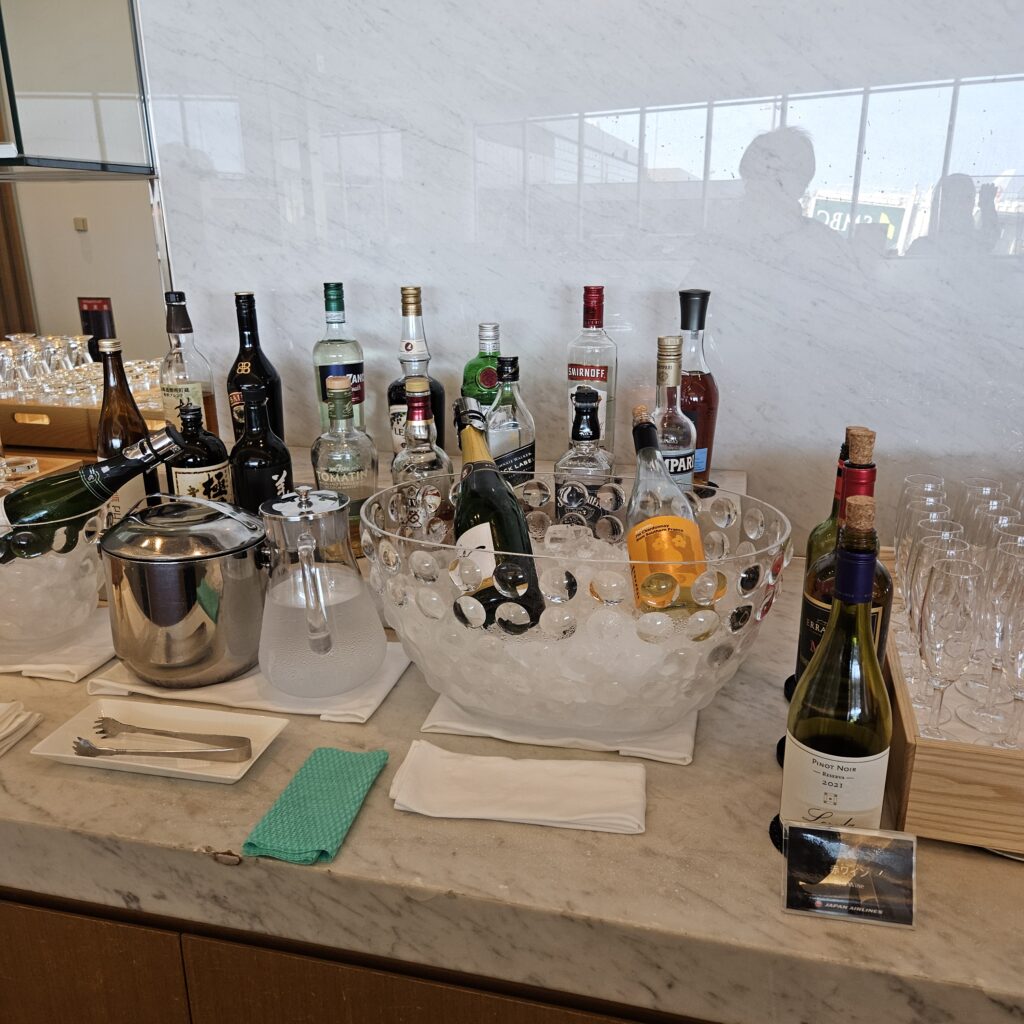 JAL Sakura Lounge NRT Alcohol Section