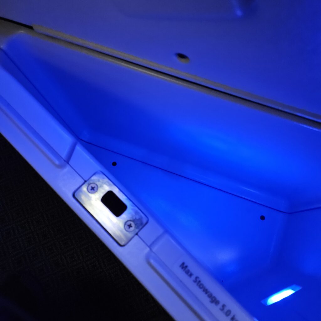 Qatar Airways Boeing 787-8 Business Class Large Stowage